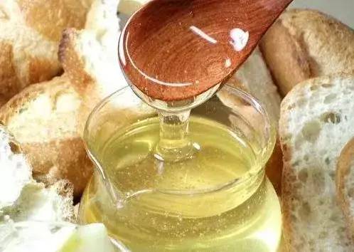 曾经被遗弃的过期橄榄油，竟是你发丝的救星！